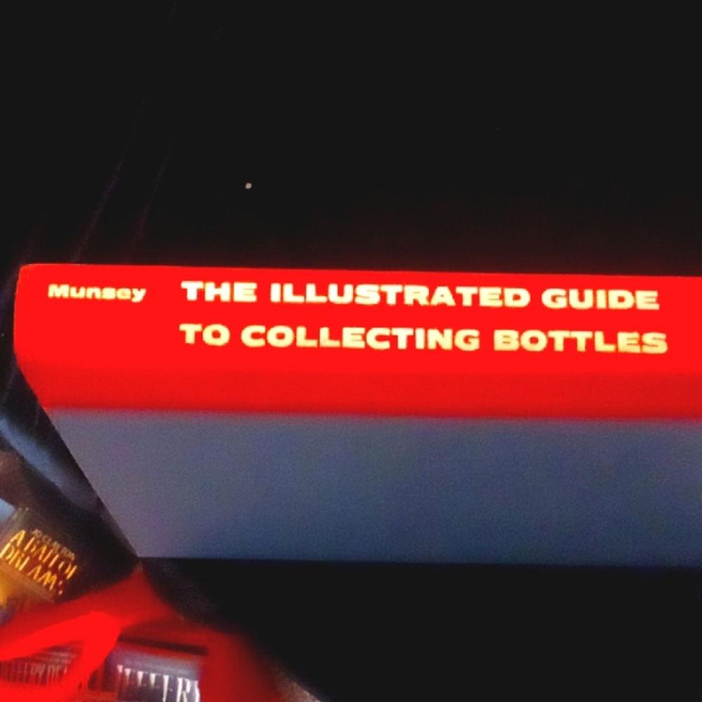 Vintage hardcover edition that illustrated guide to collecting bottles